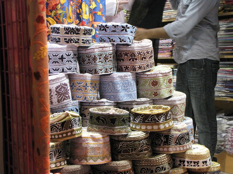 020211_muscat souq kumah.JPG - Het hoofddeksel voor de man in Oman. De kumah.